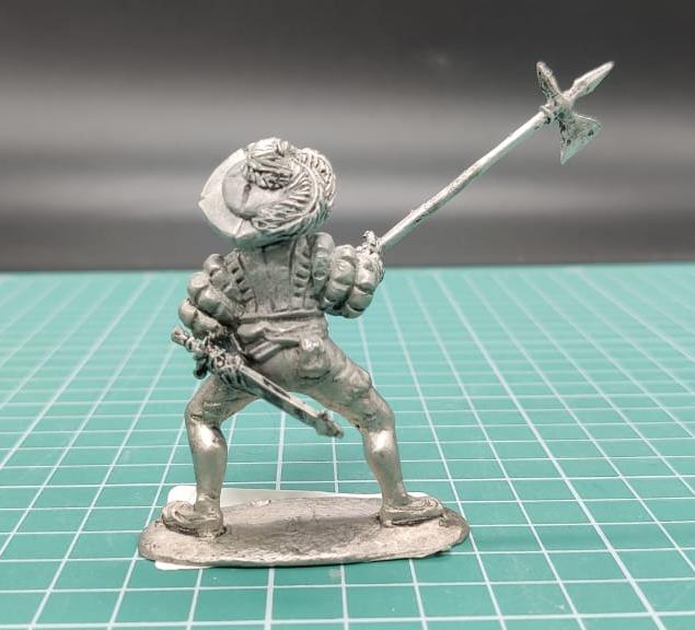 4234ТБ ВИМ, пеший ландскнехт бьет алебардой стоя, 54 мм Три Богатыря