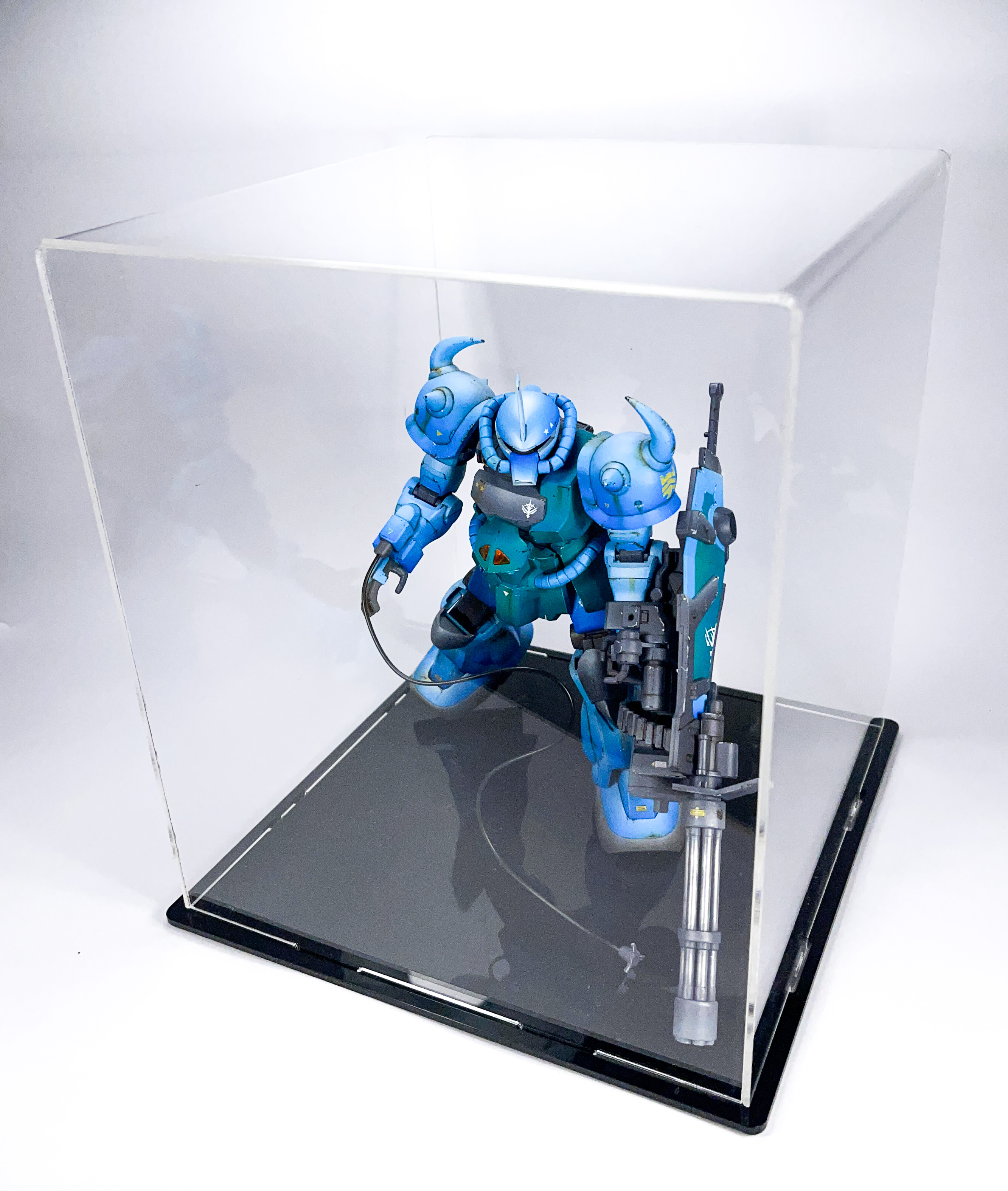 LCB008BL Бокс акриловый для фигур в масштабе 1/16, 100х100х160, основание черный глянец