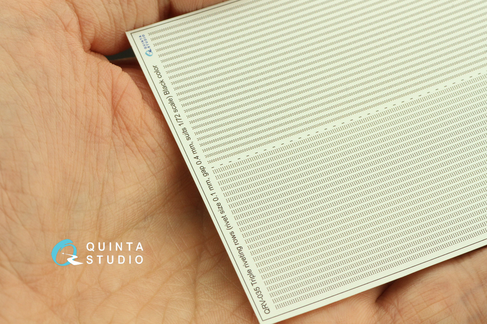 QRV-035 Тройные клепочные ряды (размер клепки 0.10 mm, интервал 0.4 mm, масштаб 1/72), черные,общая длина 6.