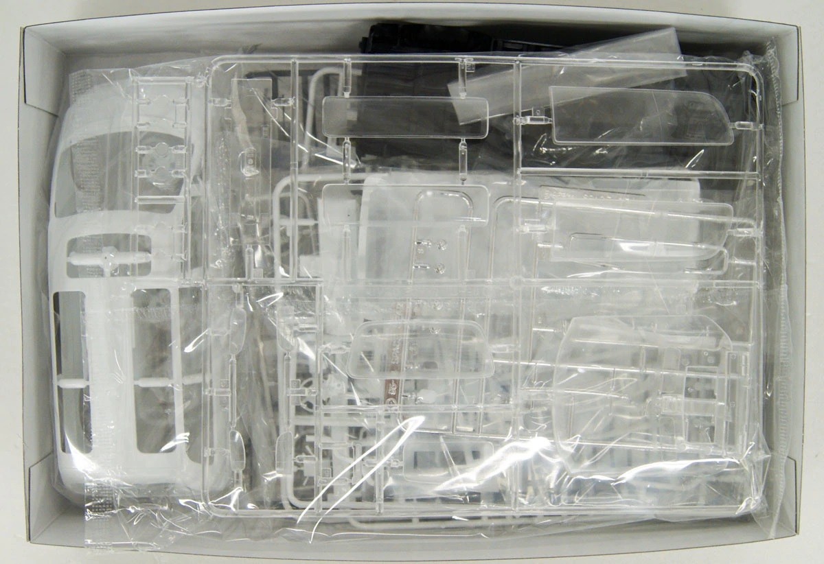 05667 Mitsubishi Delica Space Gear '96 Aoshima