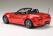 24342T Родстер Mazda MX-5, в комплекте фигурка женщины - водителя Tamiya
