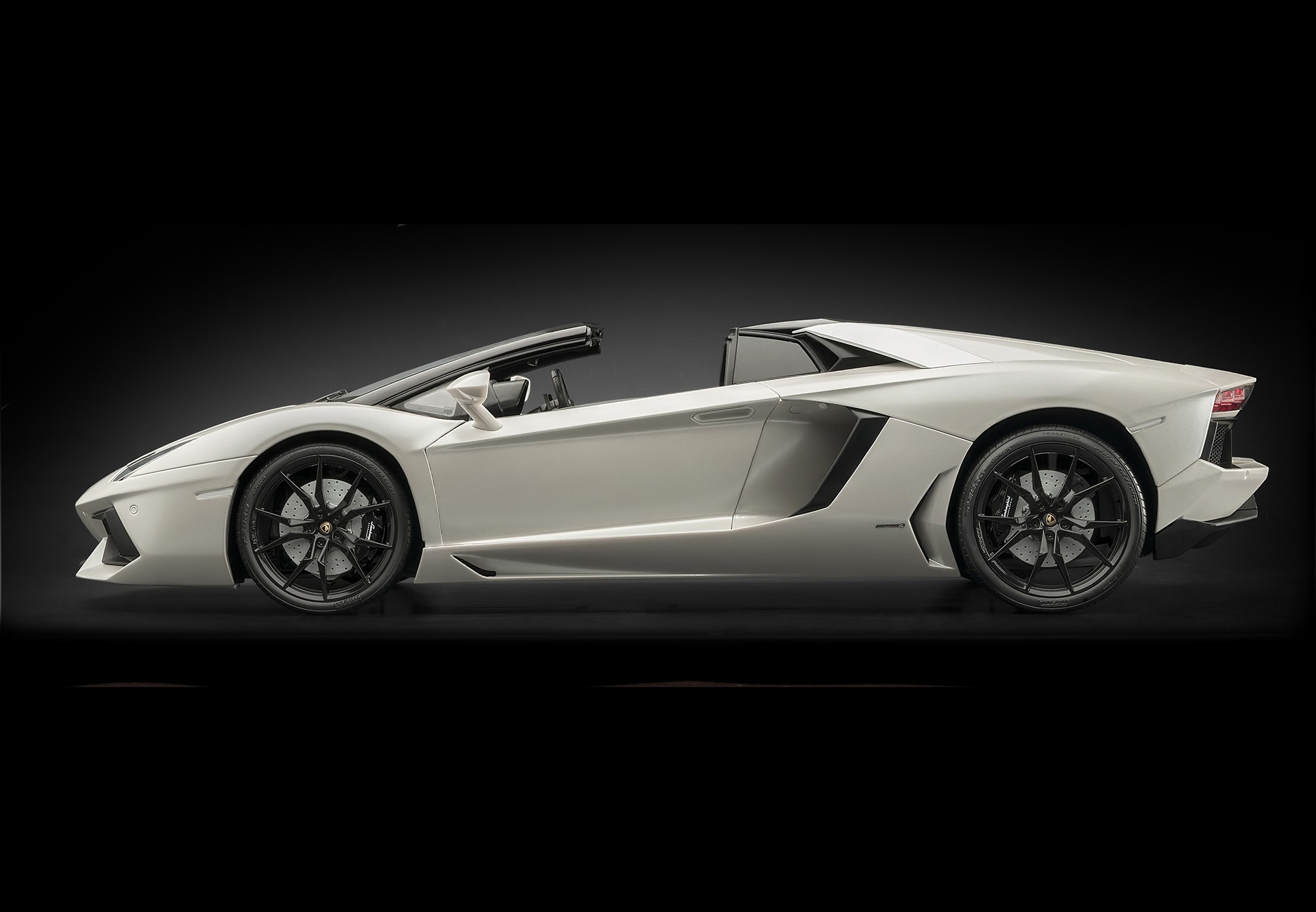 HK104SB Собранная  модель Lamborghini Aventador Roadster Bianco Canopus (Полуматовый белый) Pocher