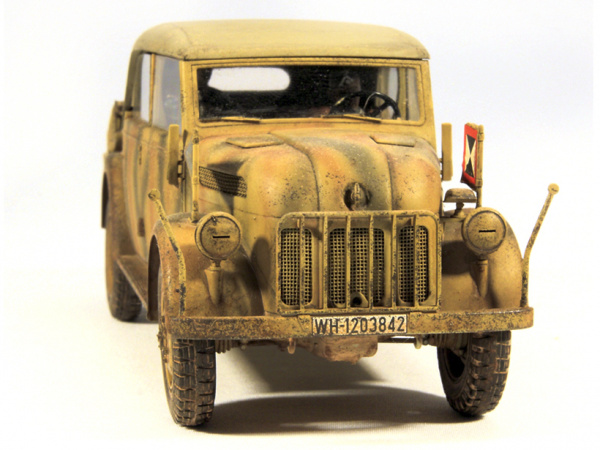 35235T Штабная машина  Steyr Type 1500A Kommanderwagen  с 3 фигурами Tamiya