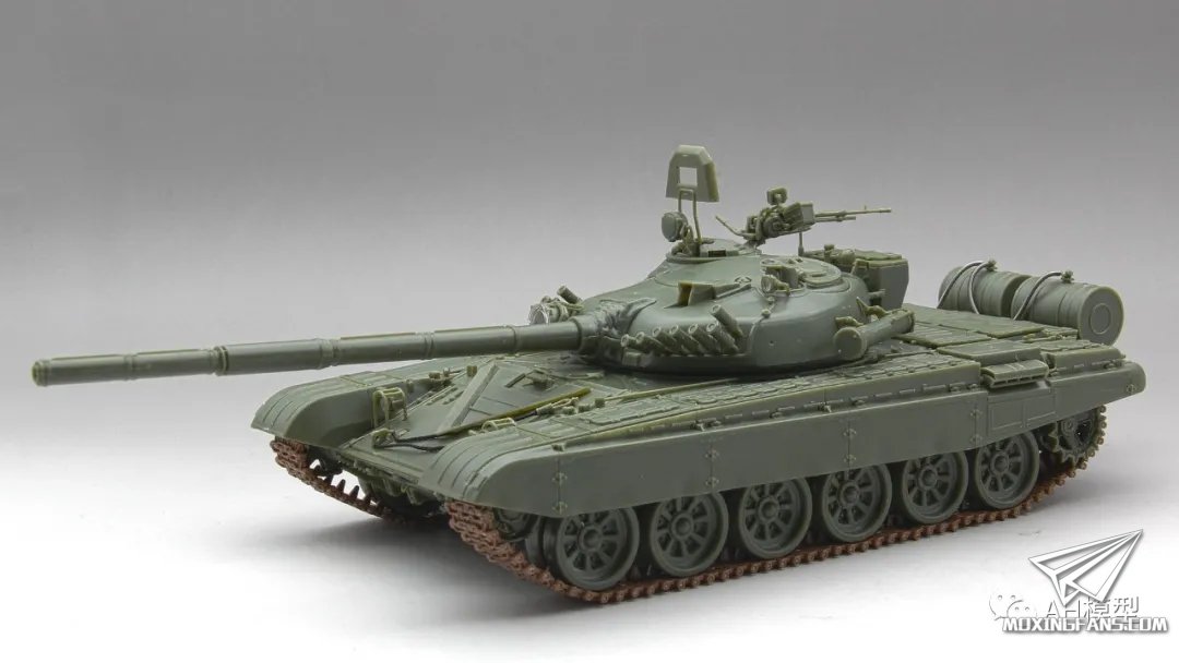 AH35A038 Советский танк Т-72М1 с полным интерьером Amusing Hobby