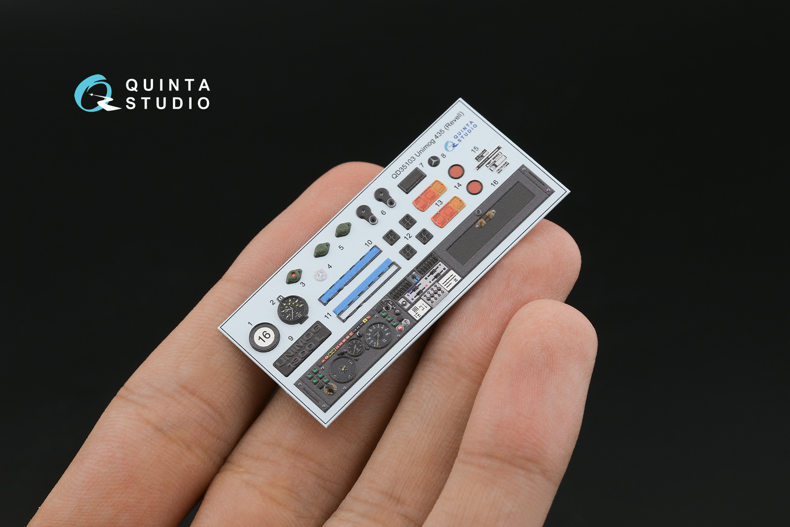 QD35103 3D Декаль интерьера кабины Unimog 435 (Revell)