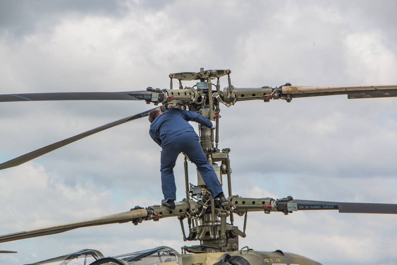 AM48227 Техник «Осмотр винта» (Не для свободной продажи)