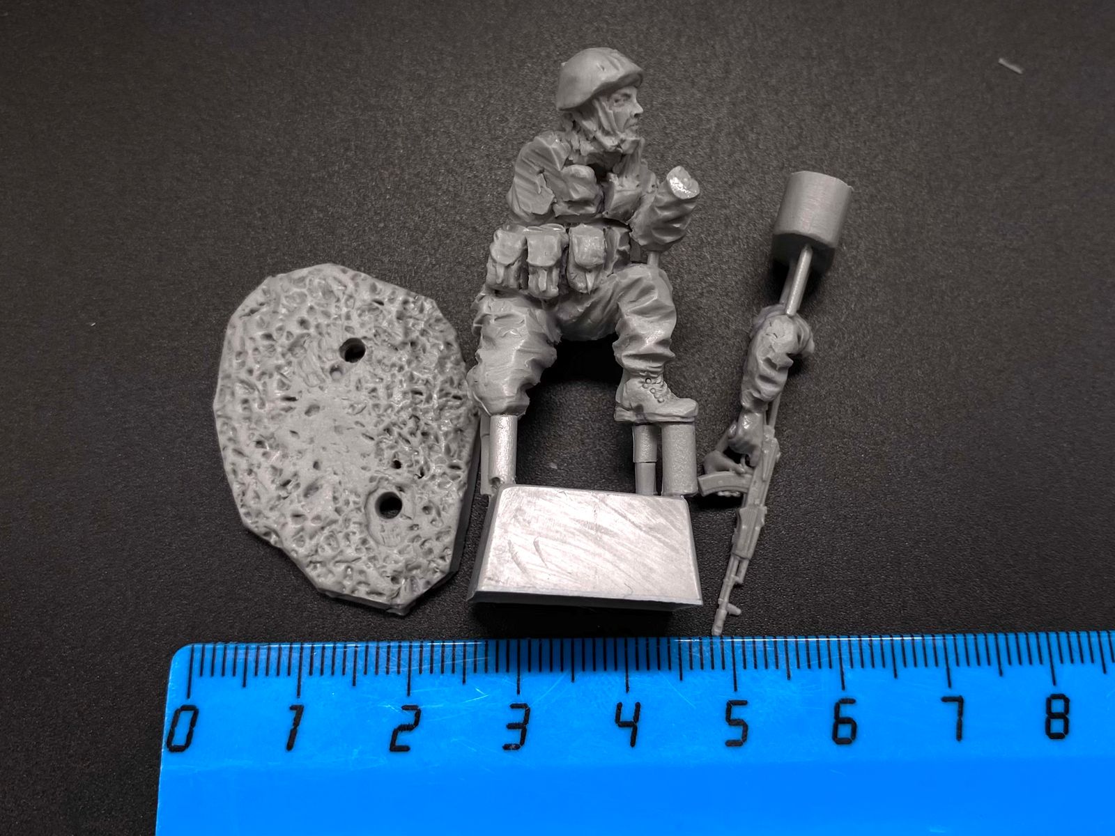 5081ТБ ВИМ, стоящий на одном колене боец (Росгвардия) стреляющий из автомата Три Богатыря