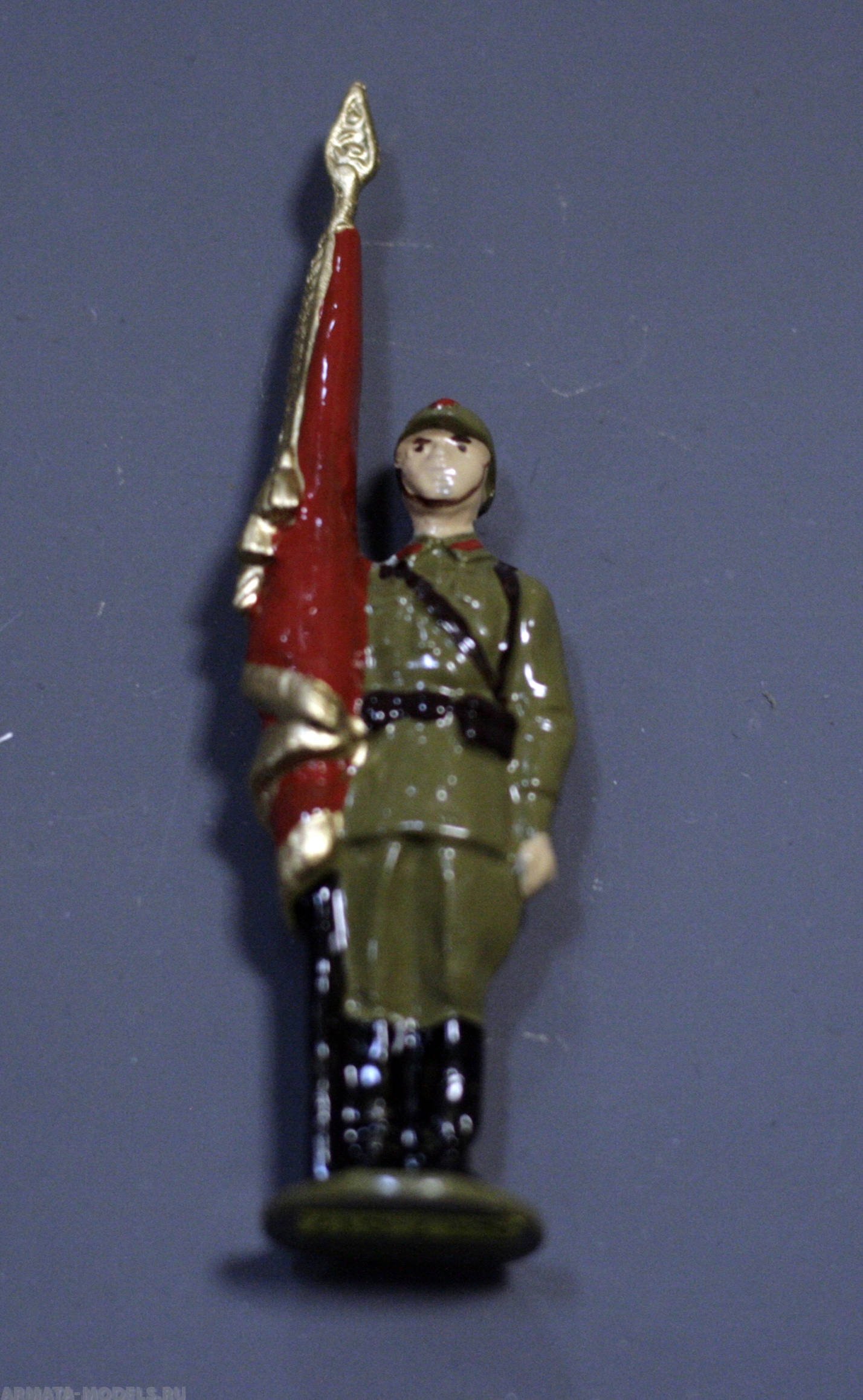 7-077 окрашеная фигура Знаменосец ВДВ на параде. Знамя ВДВ Солдатики "Ура"