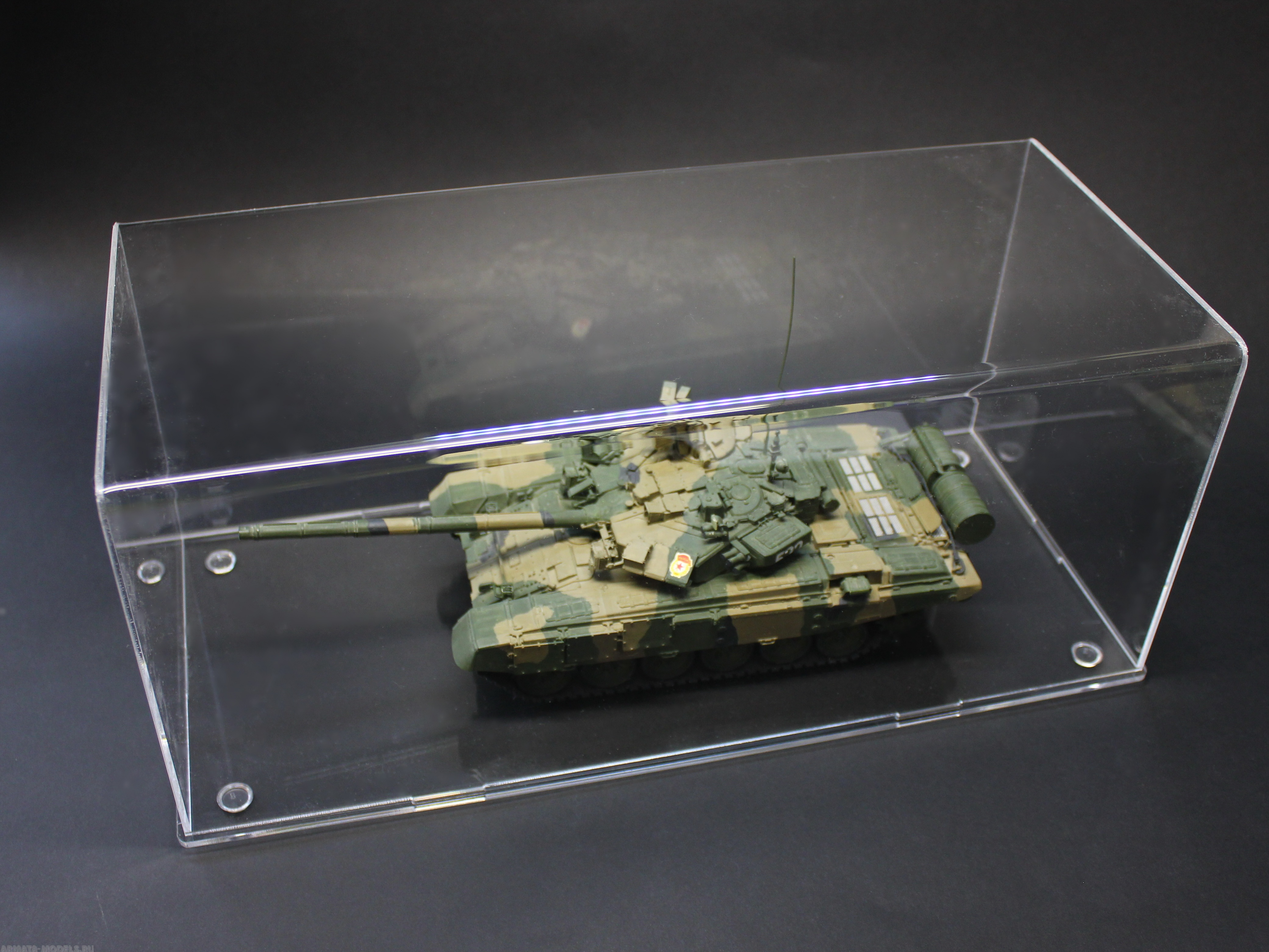 LCB001 Бокс акриловый 360х160х140 на пластиковом основании для танков 1/35