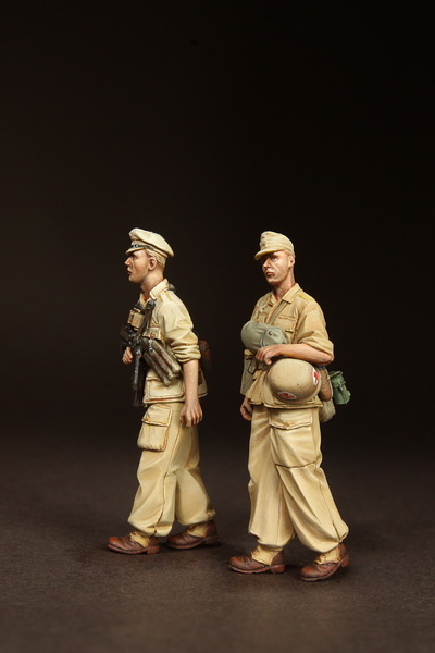 3613SOGA Officer and Сombat Medic  Fallschirmjager- Brigade Ramcke. El Alamein, August 1942. SOGA Miniatures