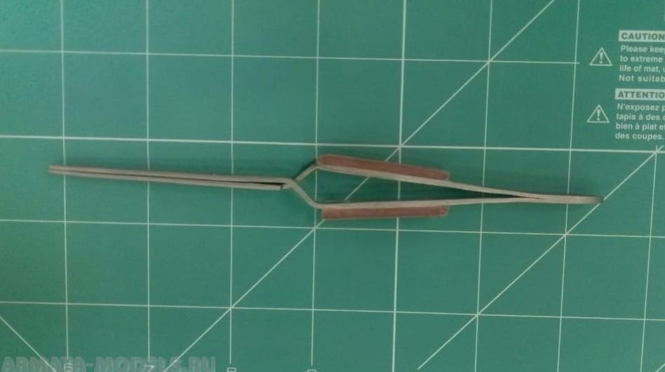 SN50911TW Самозажимной титановый прямой пинцет с деревянными накладками, 16 см