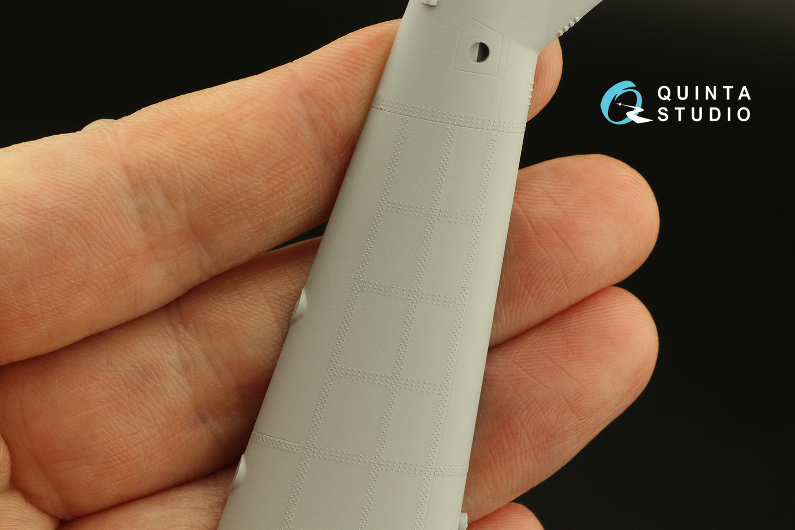 QRV-033 Тройные клепочные ряды (размер клепки 0.20 mm, интервал 0.8 mm, масштаб 1/32), белые,общая длина 3,7