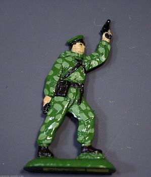 7-106 окрашеная фигура Пограничник с ракетницей