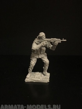5026ТБ Боец стреляющий стоя из автомата с подствольником